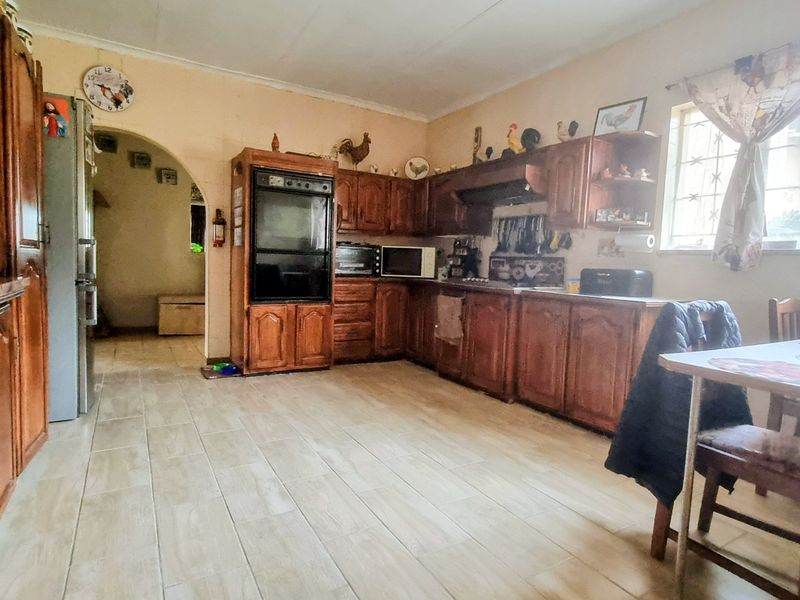 Vaal Dam Waterfront Family Home with Separate Flat - Photo 7