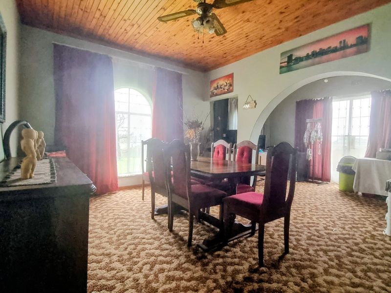 Vaal Dam Waterfront Family Home with Separate Flat - Photo 8