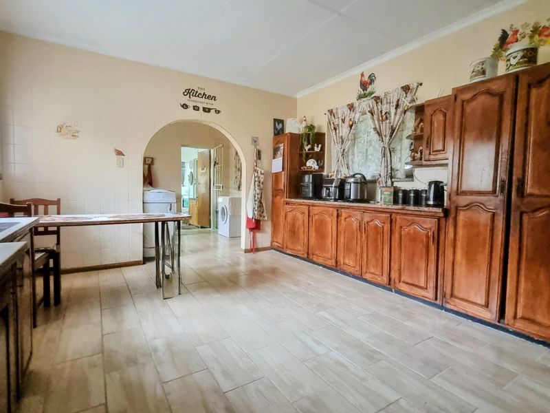 Vaal Dam Waterfront Family Home with Separate Flat - Photo 6