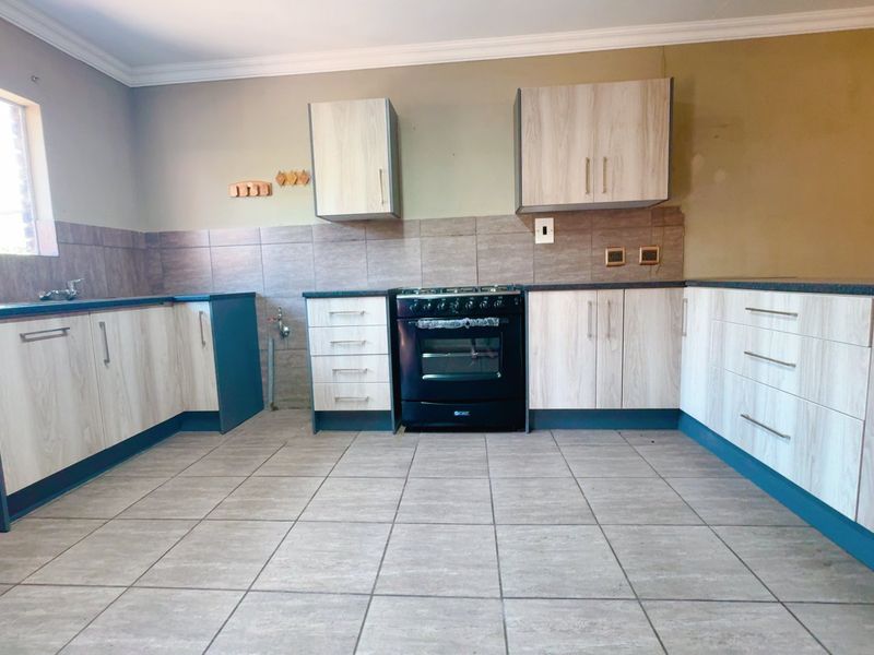 Freshly redone in Three Rivers - Photo 4