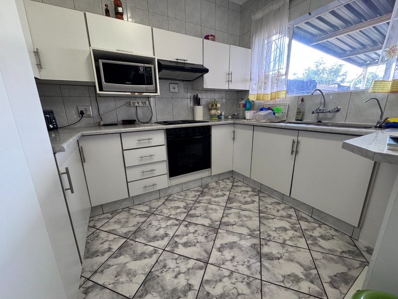 Comfort meets convenience in Three Rivers - Photo 8