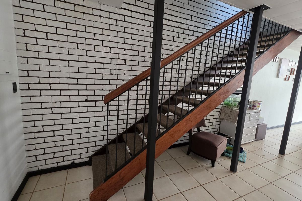 Comfortable Family Townhouse in Prime Location - Photo 5