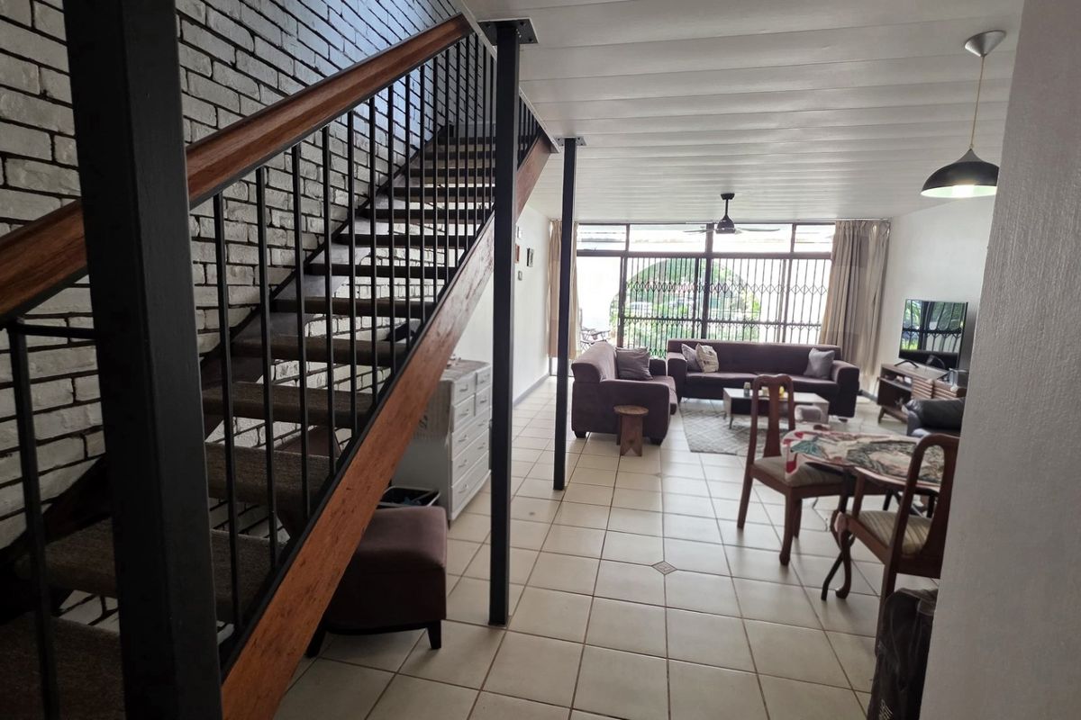 Comfortable Family Townhouse in Prime Location - Photo 3