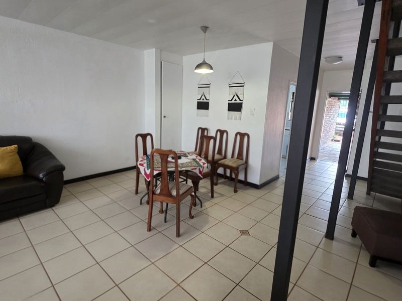 Comfortable Family Townhouse in Prime Location - Photo 8