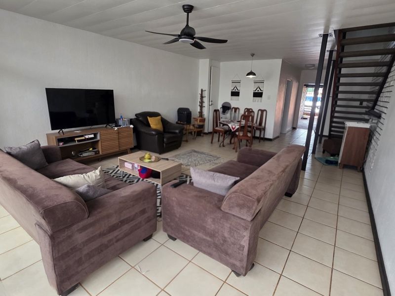 Comfortable Family Townhouse in Prime Location - Photo 7