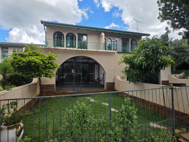 Comfortable Family Townhouse in Prime Location - Photo 6