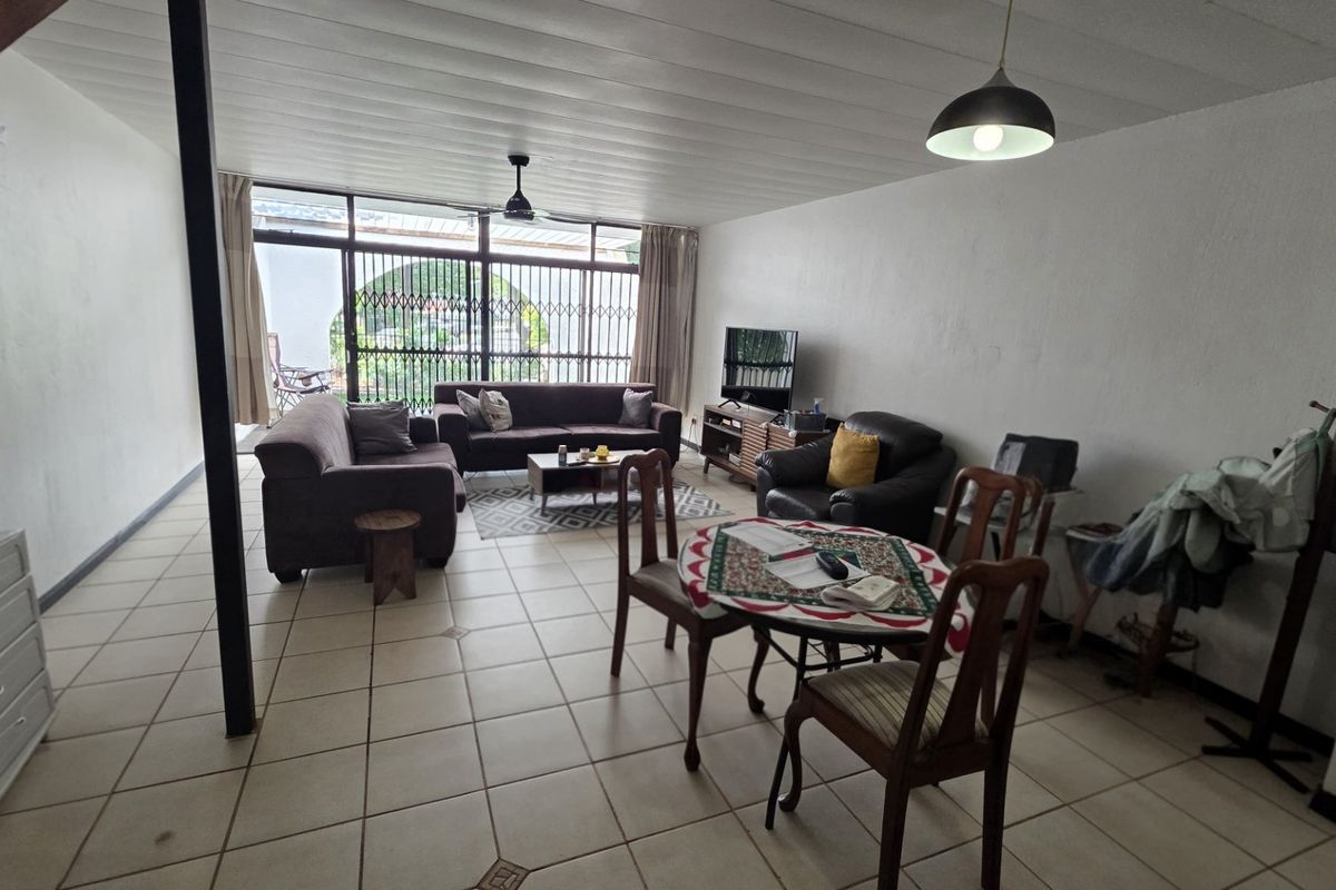 Comfortable Family Townhouse in Prime Location - Photo 2