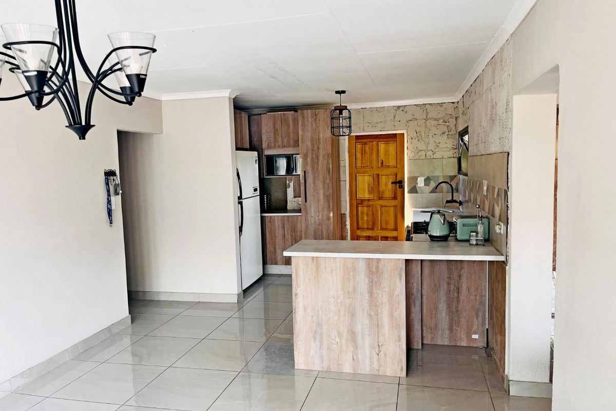Lovely 2-Bedroom Duet for Sale in Van Riebeeck Park** - Photo 4