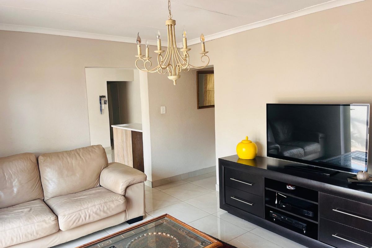 Lovely 2-Bedroom Duet for Sale in Van Riebeeck Park** - Photo 3