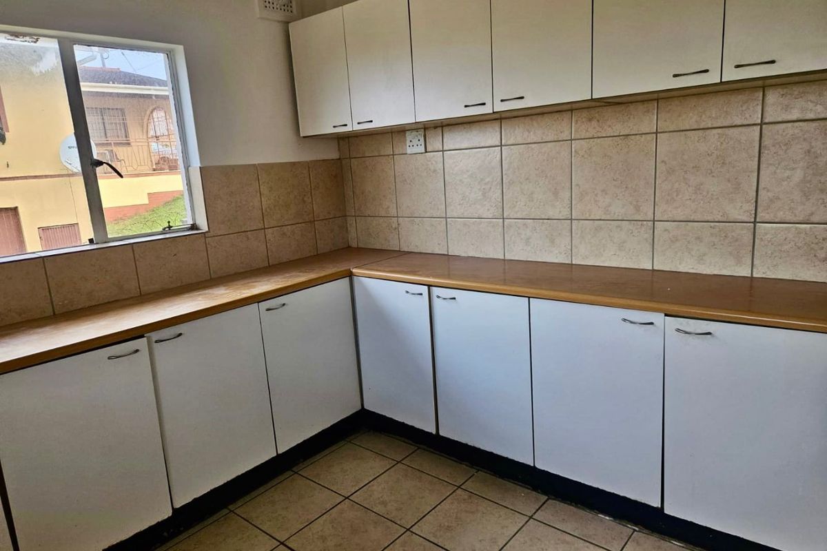 3 bedrooms, 1 Bathroom House To Let In Clare Estate, Durban - Photo 2