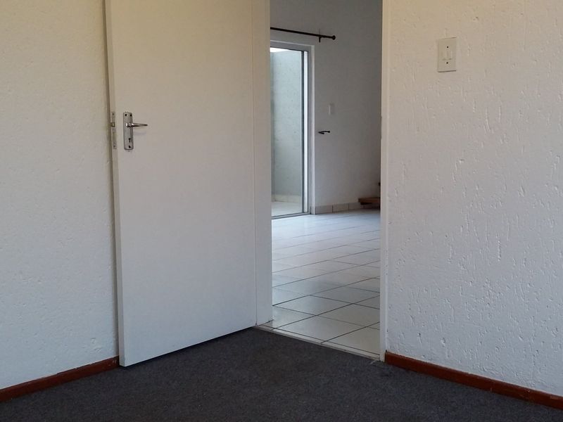 Apartment in secure complex with 2 pools and 2 gardens - Photo 10