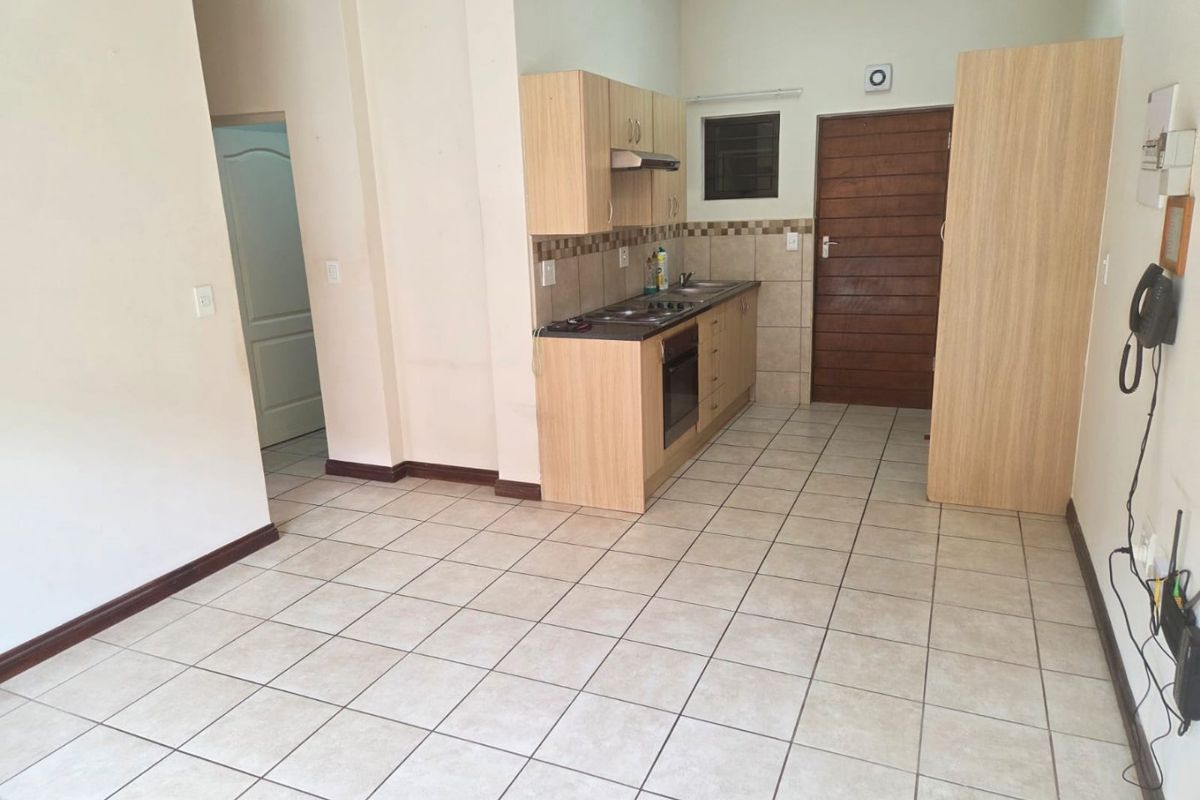 Ground floor apartment in a safe and secure estate for over 50's - Photo 4