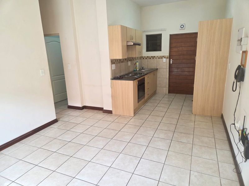 Ground floor apartment in a safe and secure estate for over 50's - Photo 4