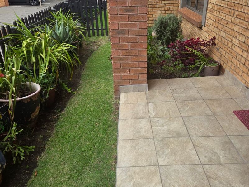 Ground floor apartment in a safe and secure estate for over 50's - Photo 2