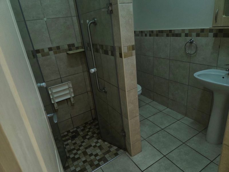 Ground floor apartment in a safe and secure estate for over 50's - Photo 9