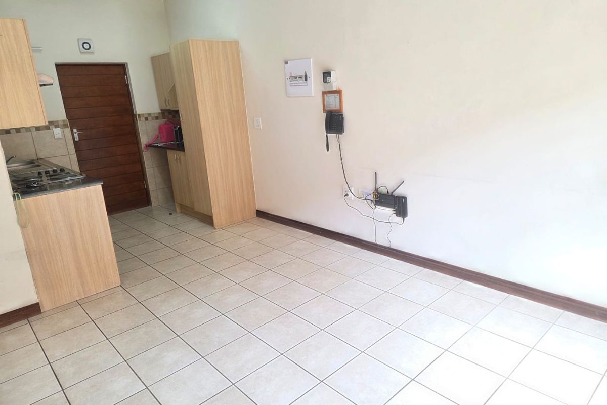 Ground floor apartment in a safe and secure estate for over 50's - Photo 5