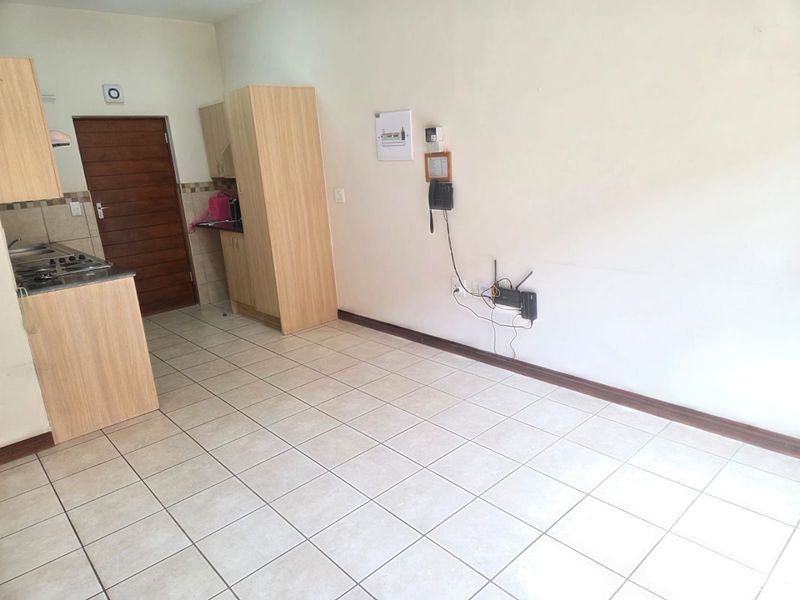 Ground floor apartment in a safe and secure estate for over 50's - Photo 5