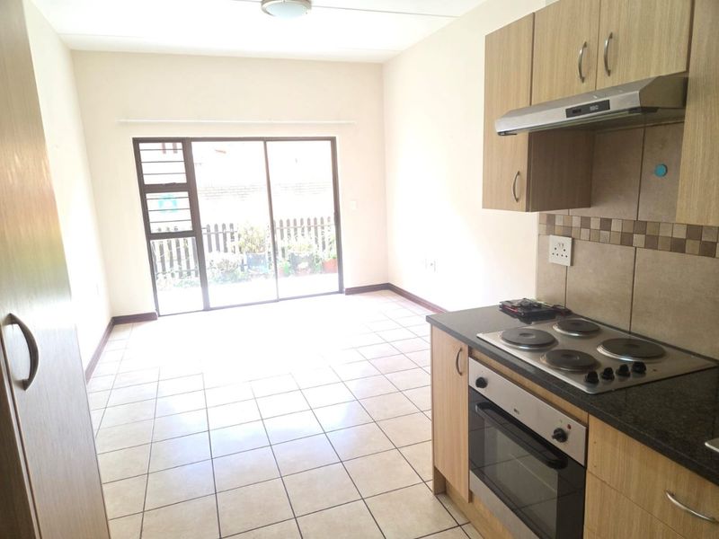 Ground floor apartment in a safe and secure estate for over 50's - Photo 6