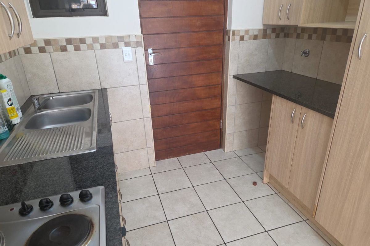 Ground floor apartment in a safe and secure estate for over 50's - Photo 3
