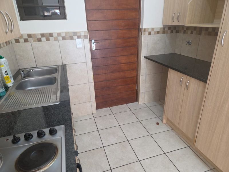 Ground floor apartment in a safe and secure estate for over 50's - Photo 3