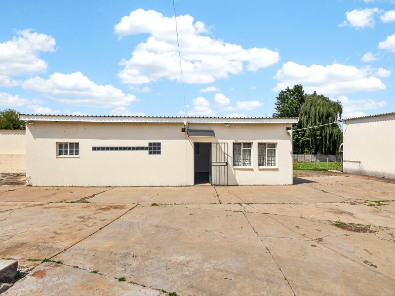 Versatile Mixed-Use Agricultural Holding with Warehouses & Multiple Dwellings - Photo 4