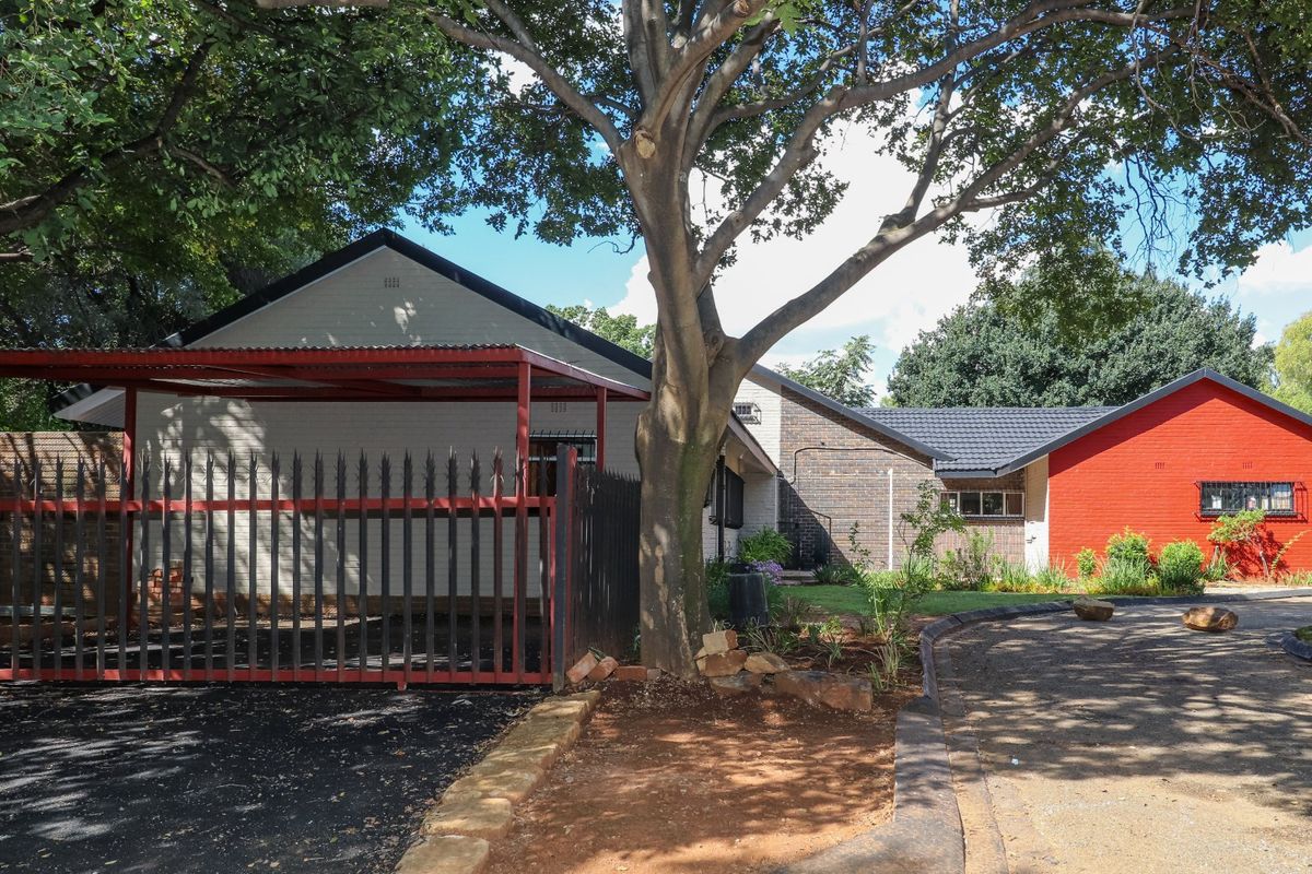 Stunning 4-Bedroom Family Home – Brand New Upgrades & High-Speed Internet Included in Flamwood - Photo 2