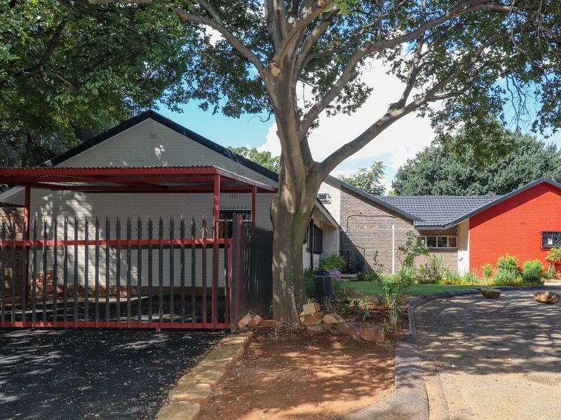 Stunning 4-Bedroom Family Home – Brand New Upgrades & High-Speed Internet Included in Flamwood - Photo 2