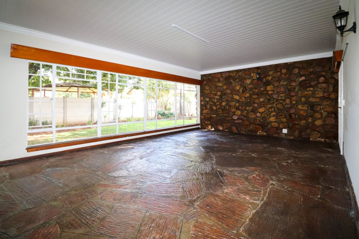 Stunning 4-Bedroom Family Home – Brand New Upgrades & High-Speed Internet Included in Flamwood - Photo 4