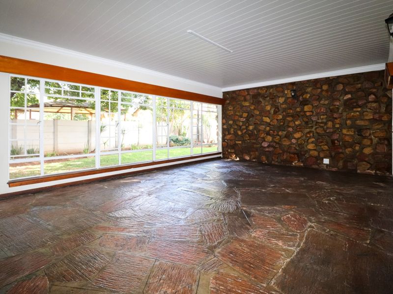 Stunning 4-Bedroom Family Home – Brand New Upgrades & High-Speed Internet Included in Flamwood - Photo 4