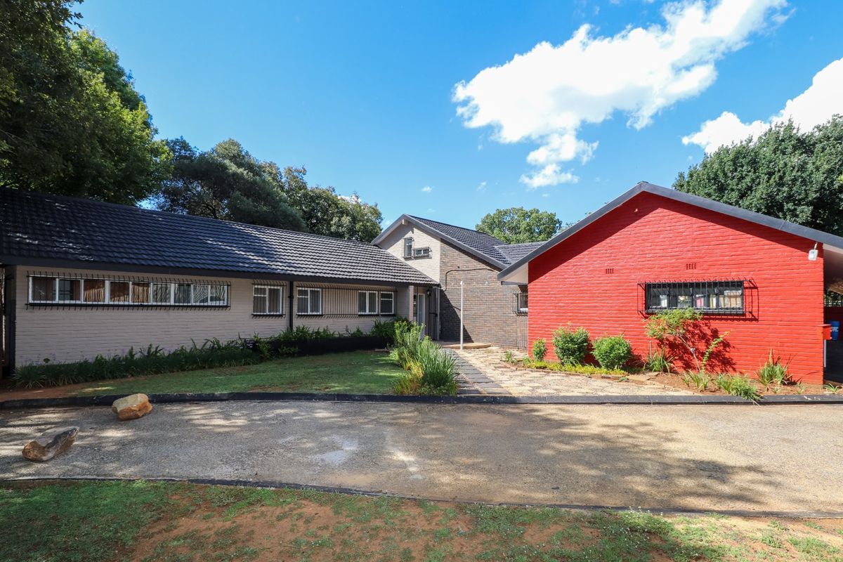 Stunning 4-Bedroom Family Home – Brand New Upgrades & High-Speed Internet Included in Flamwood - Photo 3