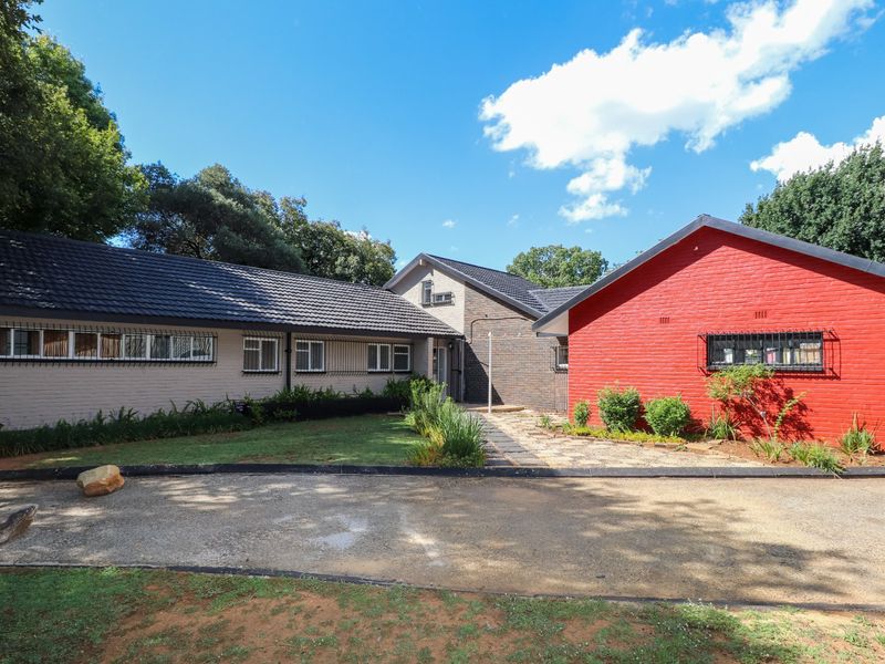 Stunning 4-Bedroom Family Home – Brand New Upgrades & High-Speed Internet Included in Flamwood - Photo 3