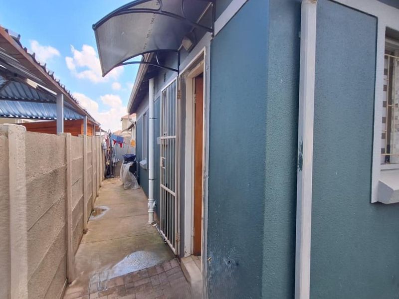 PROPER GEM IN THE UPWARD GROWING ALBERTON - Photo 2