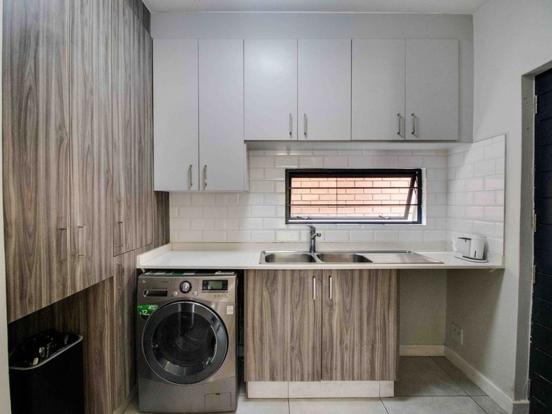 Modern Luxury Living | Exceptional Space & Elegance in The Woods Kyalami - Photo 7