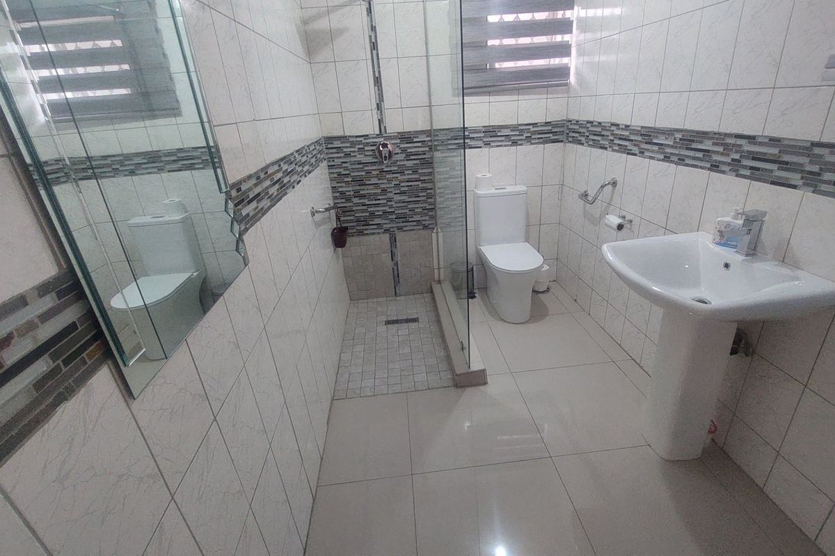 Beautiful spacious home for sale in Bayview Chatsworth - Photo 5