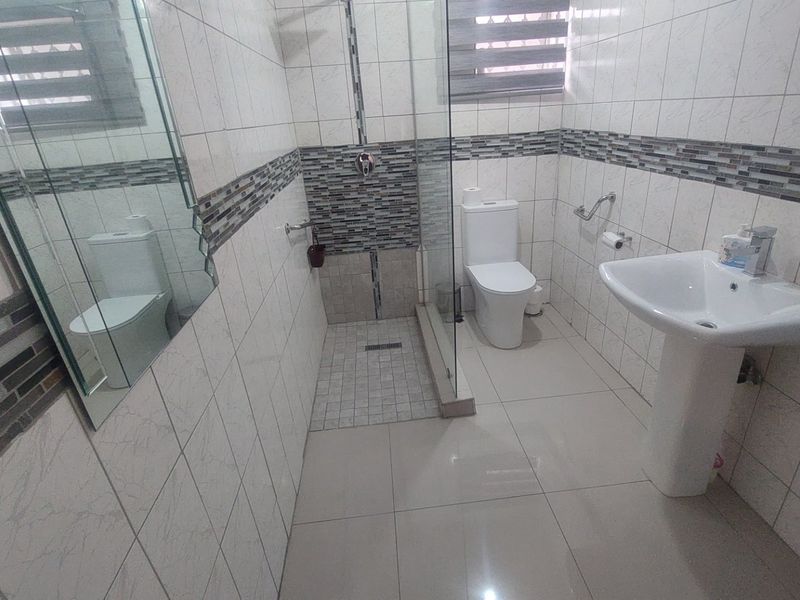 Beautiful spacious home for sale in Bayview Chatsworth - Photo 5