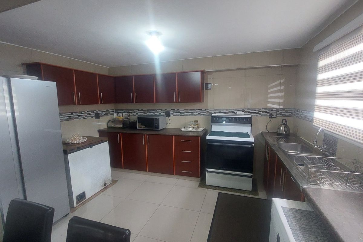 Beautiful spacious home for sale in Bayview Chatsworth - Photo 2