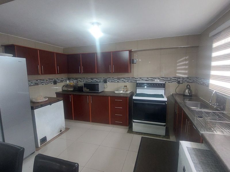 Beautiful spacious home for sale in Bayview Chatsworth - Photo 2