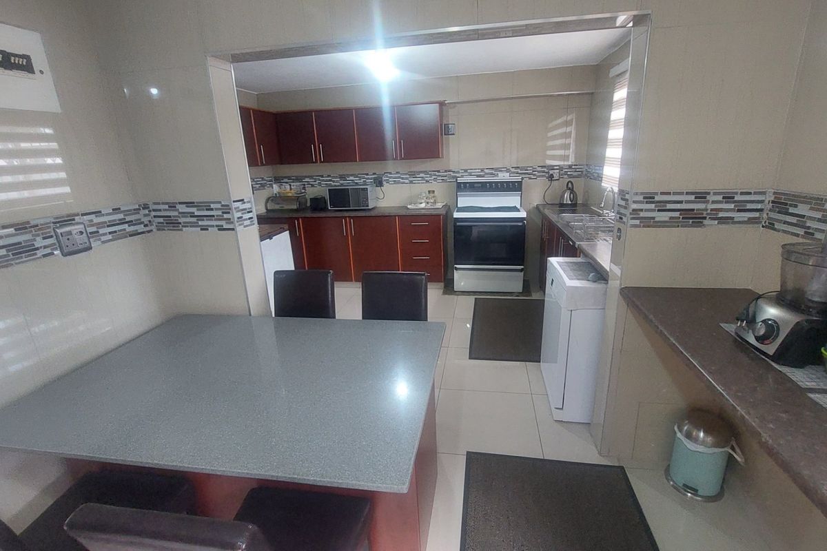 Beautiful spacious home for sale in Bayview Chatsworth - Photo 3