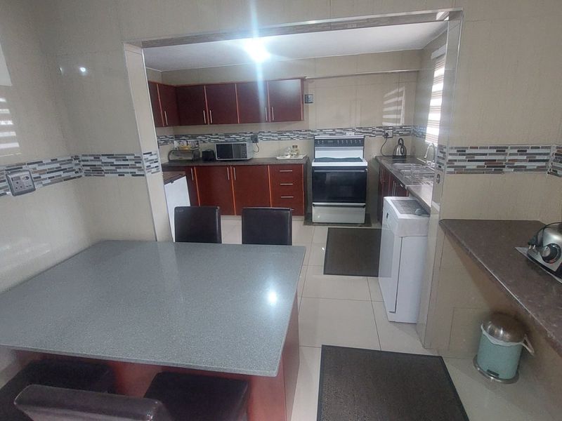 Beautiful spacious home for sale in Bayview Chatsworth - Photo 3