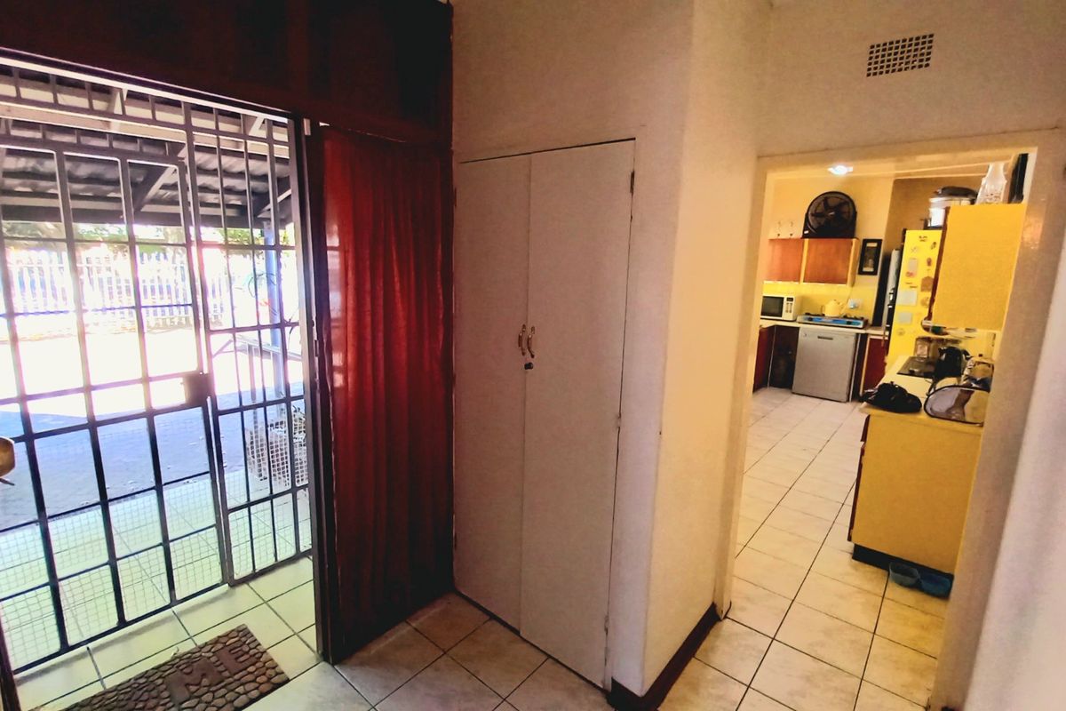 Generous 5-Bedroom Family Home in Prime Location – Walking Distance to Town & Schools - Photo 5