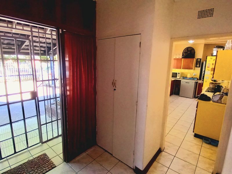 Generous 5-Bedroom Family Home in Prime Location – Walking Distance to Town & Schools - Photo 5