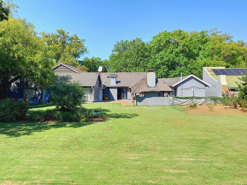Generous 5-Bedroom Family Home in Prime Location – Walking Distance to Town & Schools - Photo 1