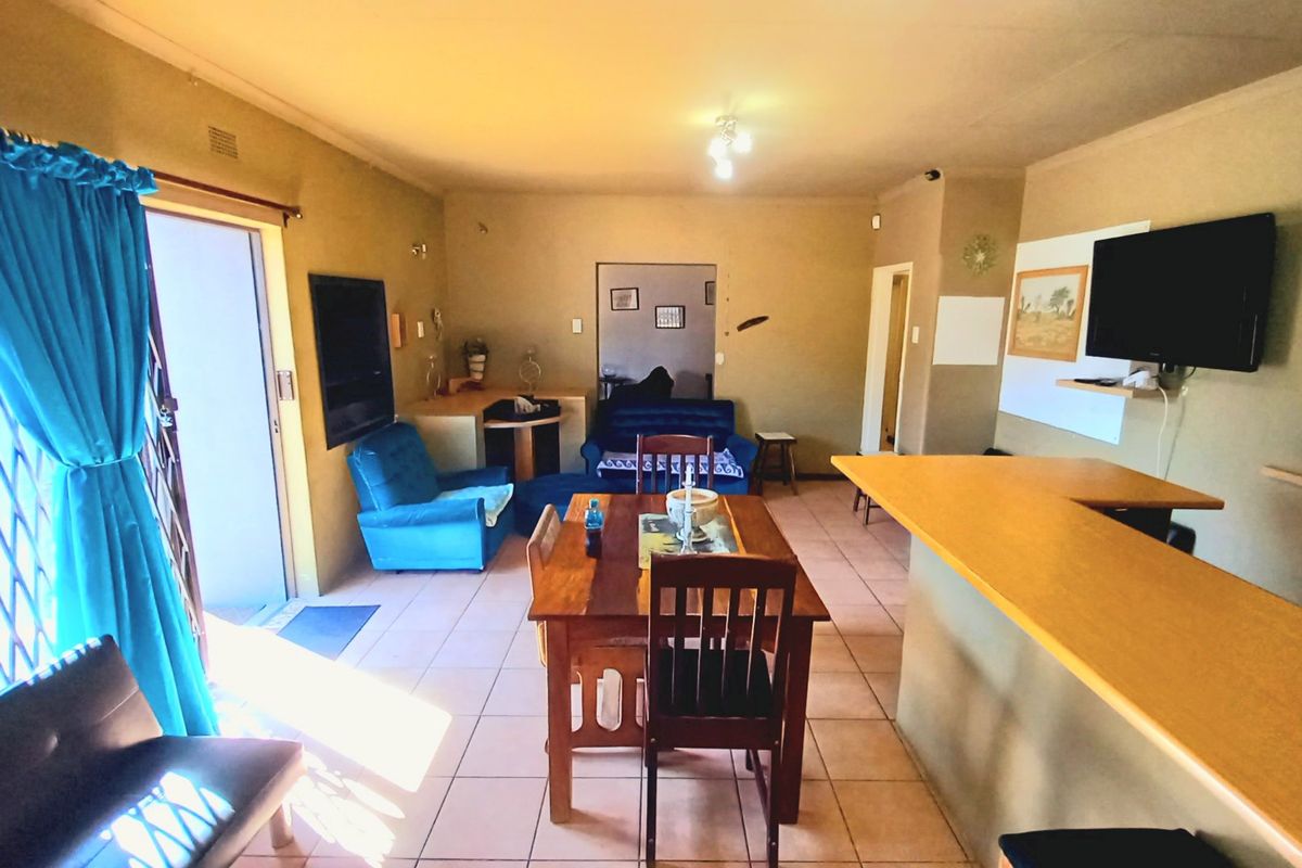 Generous 5-Bedroom Family Home in Prime Location – Walking Distance to Town & Schools - Photo 3