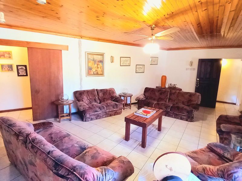 Generous 5-Bedroom Family Home in Prime Location – Walking Distance to Town & Schools - Photo 9