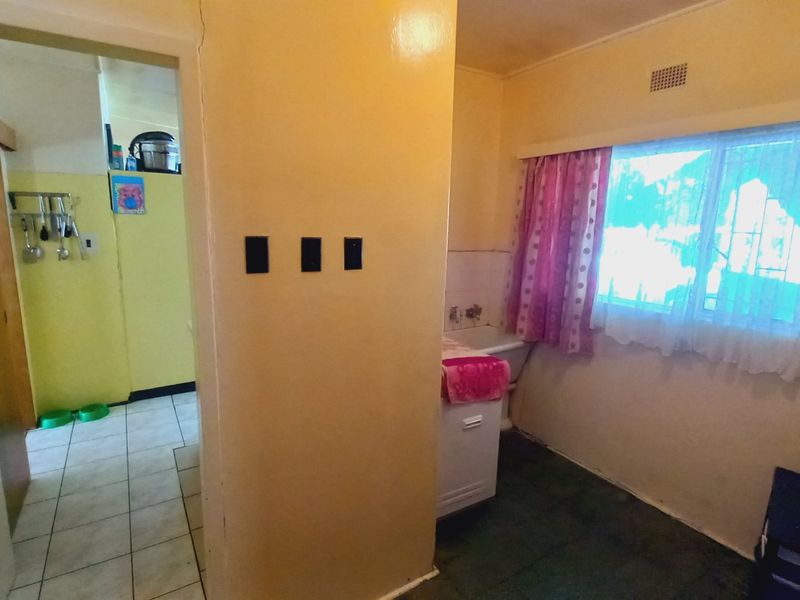 Generous 5-Bedroom Family Home in Prime Location – Walking Distance to Town & Schools - Photo 8