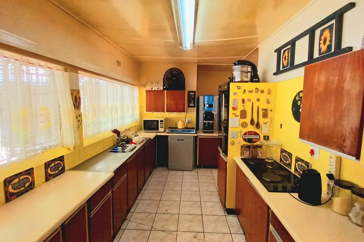 Generous 5-Bedroom Family Home in Prime Location – Walking Distance to Town & Schools - Photo 2