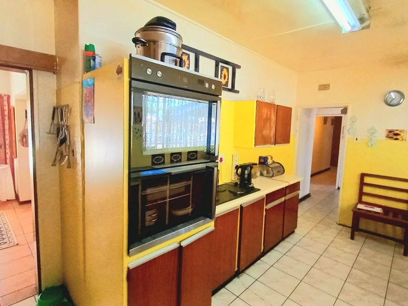 Generous 5-Bedroom Family Home in Prime Location – Walking Distance to Town & Schools - Photo 6