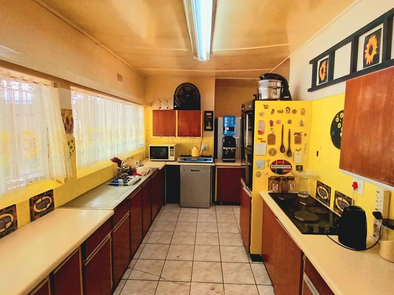 Generous 5-Bedroom Family Home in Prime Location – Walking Distance to Town & Schools - Photo 2