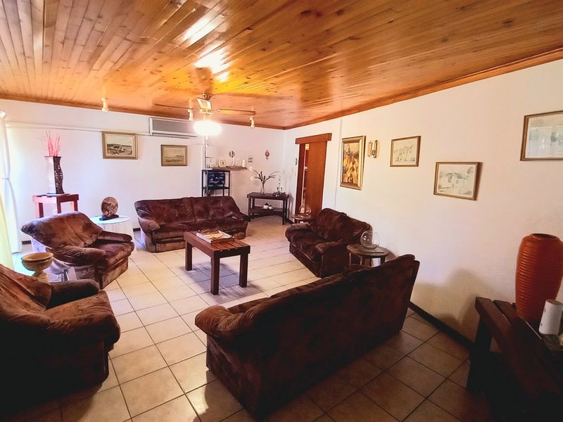 Generous 5-Bedroom Family Home in Prime Location – Walking Distance to Town & Schools - Photo 3