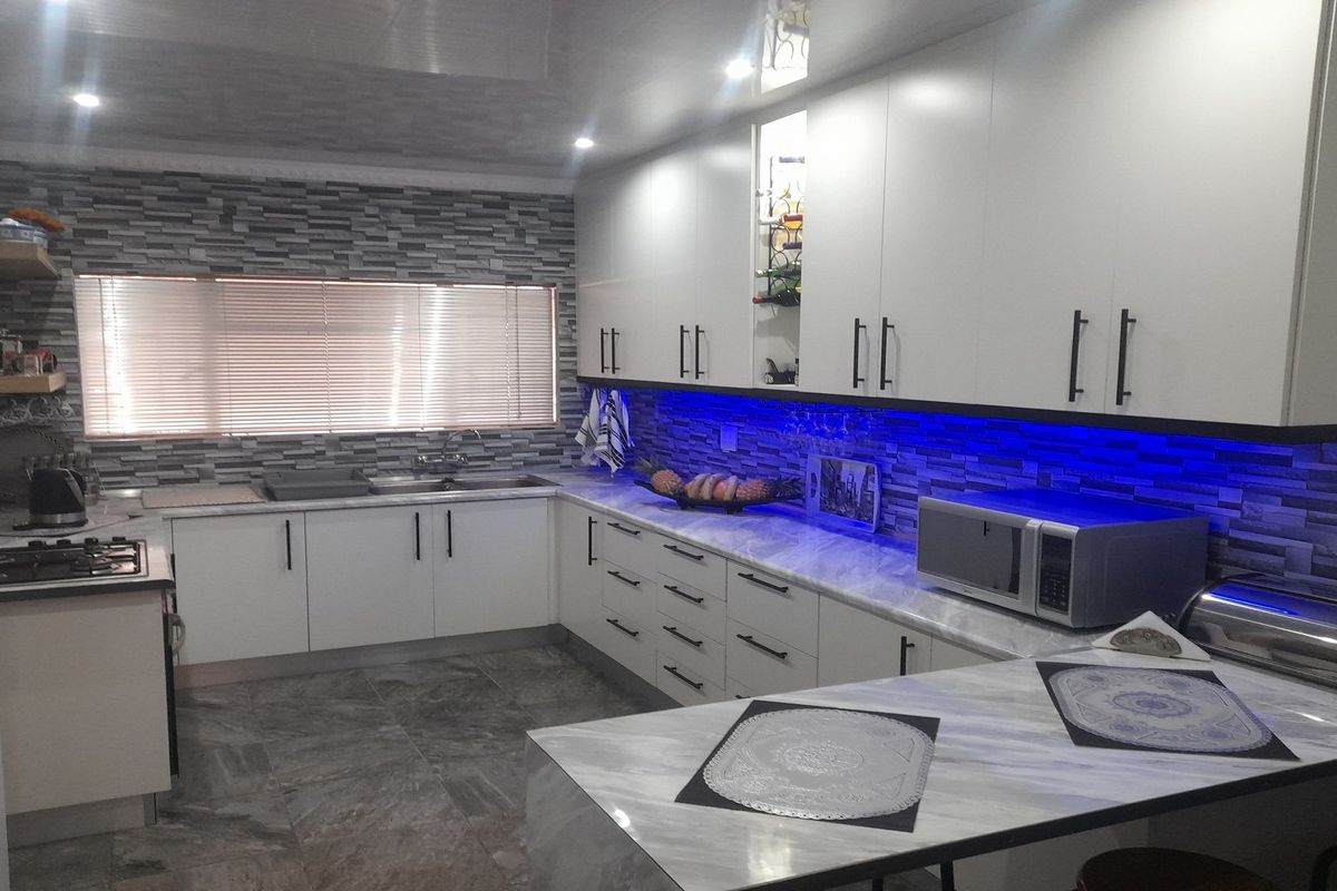 Beautifully renovated property with modern touches and thoughtful design - Photo 4